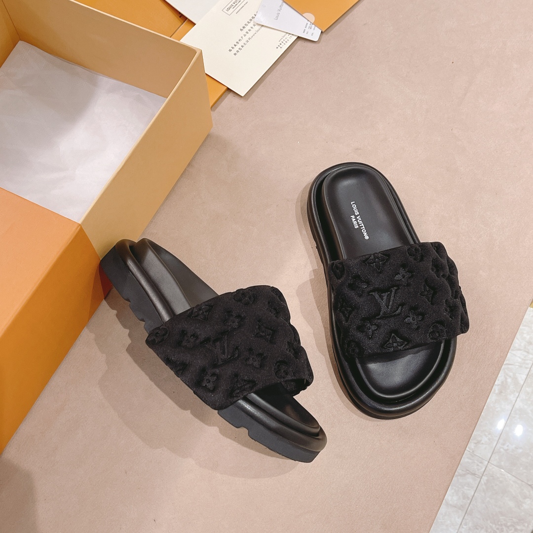 .Las sandalias planas Pool Pillow Comfort de LV están confeccionadas con tejidos técnicos y reinterp