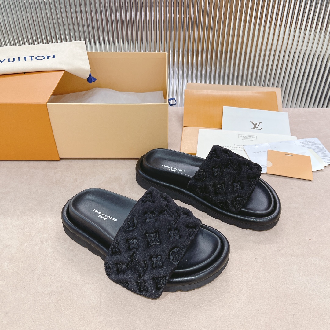 .Las sandalias planas Pool Pillow Comfort de LV están confeccionadas con tejidos técnicos y reinterp