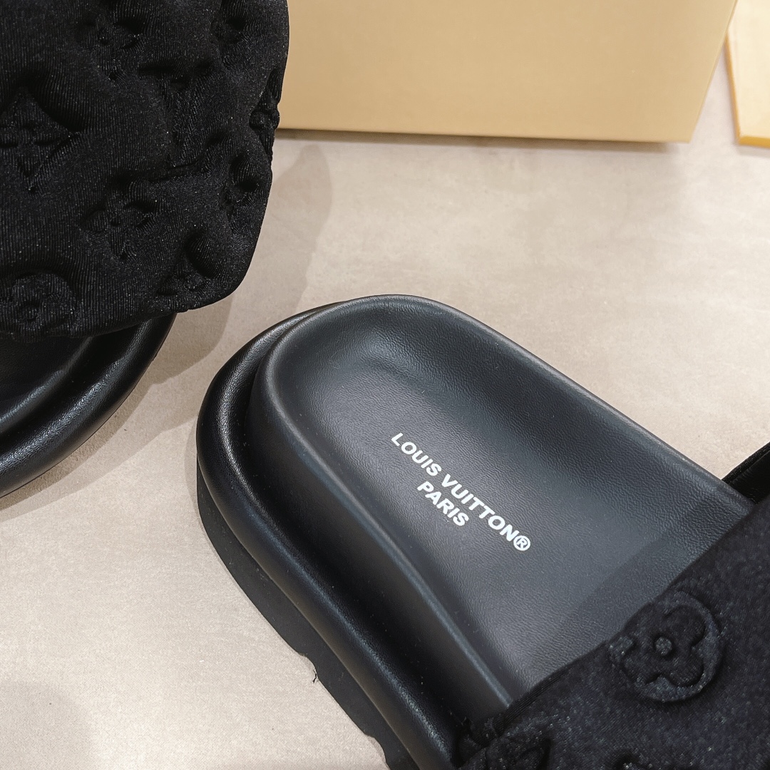 .Las sandalias planas Pool Pillow Comfort de LV están confeccionadas con tejidos técnicos y reinterp