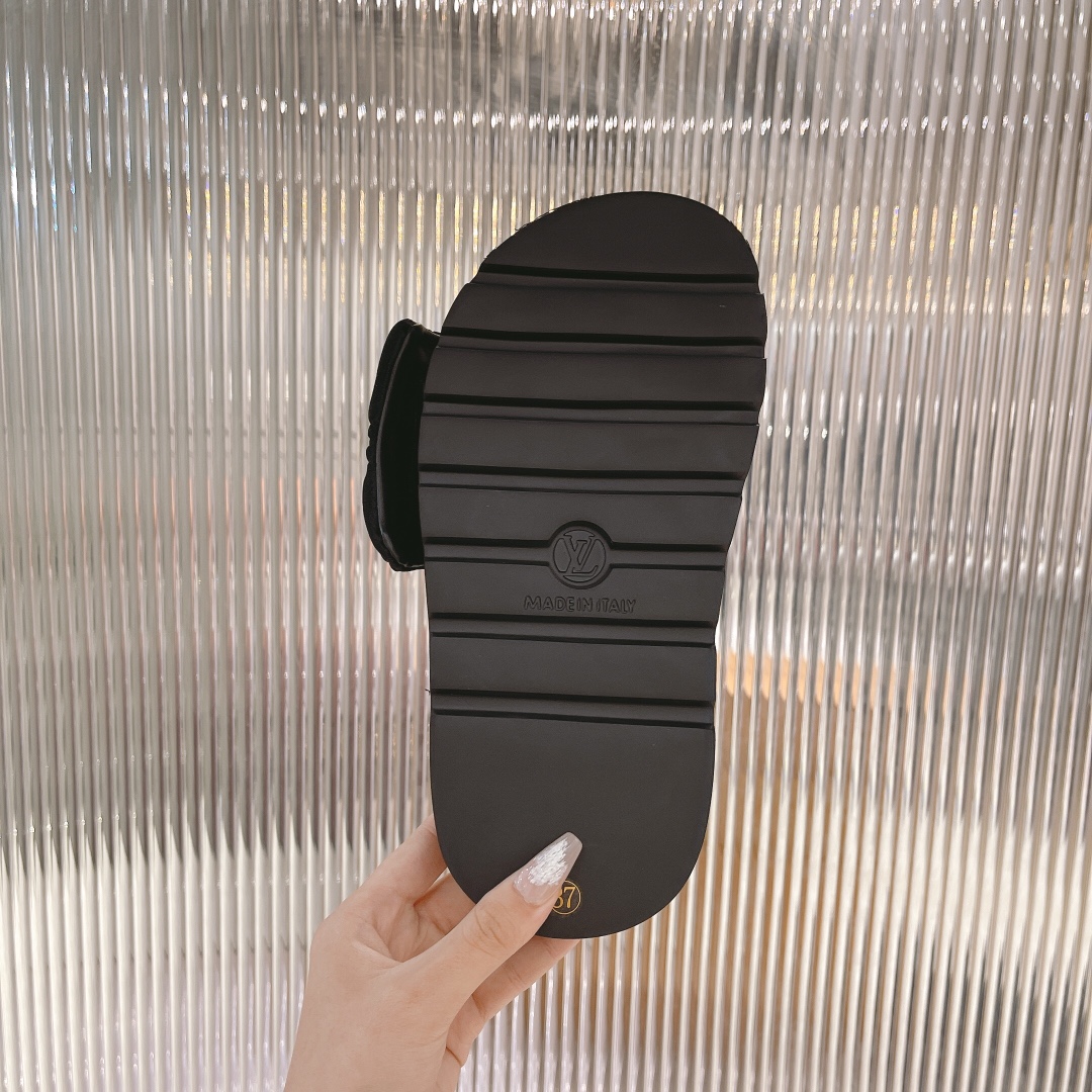 .Las sandalias planas Pool Pillow Comfort de LV están confeccionadas con tejidos técnicos y reinterp