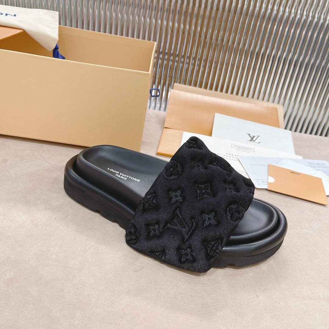 .Las sandalias planas Pool Pillow Comfort de LV están confeccionadas con tejidos técnicos y reinterp