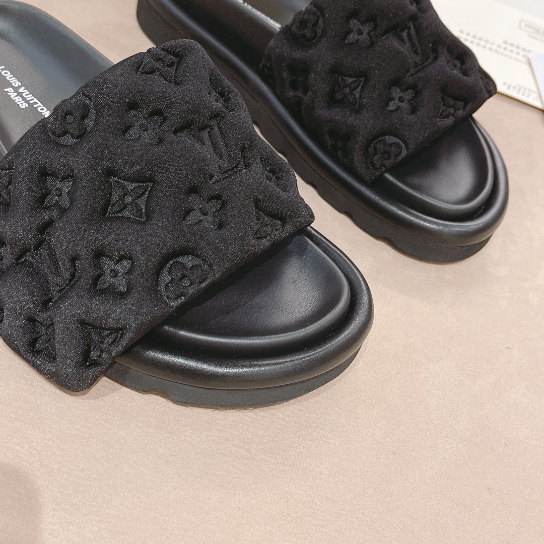 .Las sandalias planas Pool Pillow Comfort de LV están confeccionadas con tejidos técnicos y reinterp