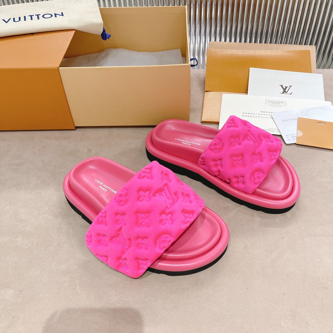 .Las sandalias planas Pool Pillow Comfort de LV están confeccionadas con tejidos técnicos y reinterp