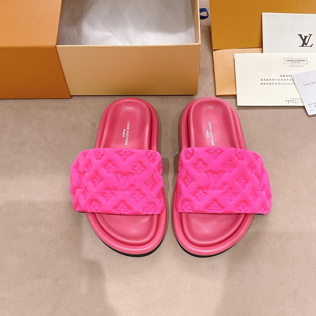 .Las sandalias planas Pool Pillow Comfort de LV están confeccionadas con tejidos técnicos y reinterp
