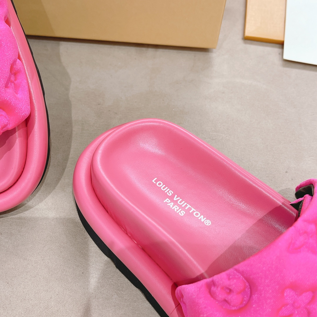.Las sandalias planas Pool Pillow Comfort de LV están confeccionadas con tejidos técnicos y reinterp