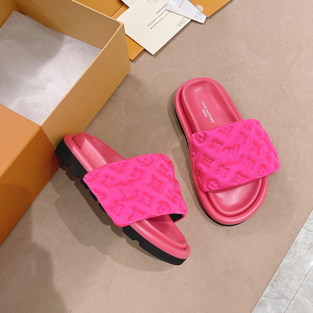 .Las sandalias planas Pool Pillow Comfort de LV están confeccionadas con tejidos técnicos y reinterp