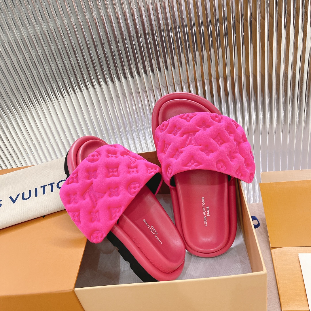 .Las sandalias planas Pool Pillow Comfort de LV están confeccionadas con tejidos técnicos y reinterp