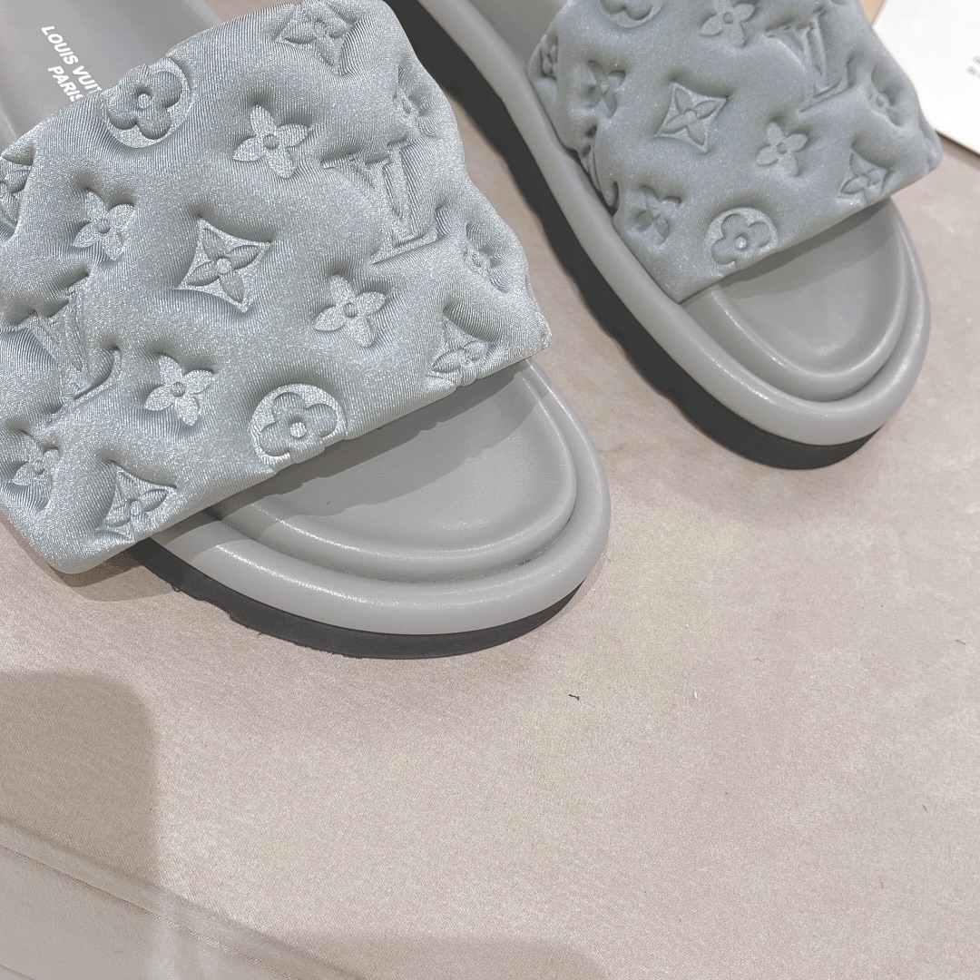 .Las sandalias planas Pool Pillow Comfort de LV están confeccionadas con tejidos técnicos y reinterp