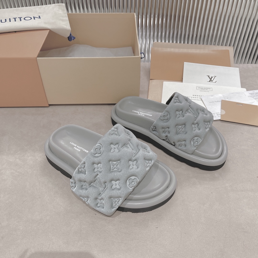 .Las sandalias planas Pool Pillow Comfort de LV están confeccionadas con tejidos técnicos y reinterp