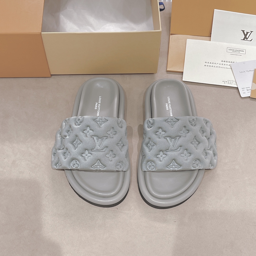 .Las sandalias planas Pool Pillow Comfort de LV están confeccionadas con tejidos técnicos y reinterp