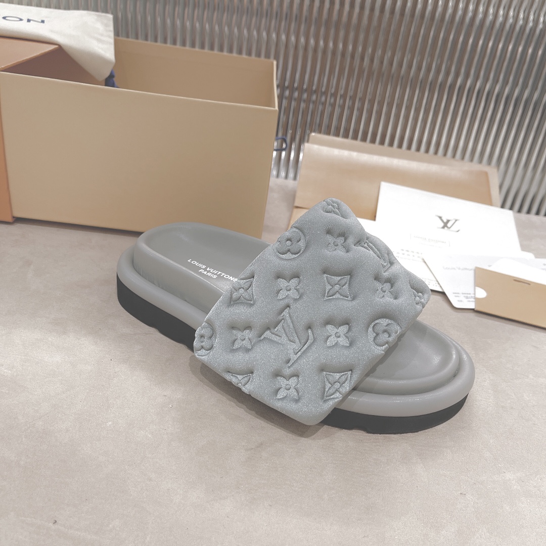 .Las sandalias planas Pool Pillow Comfort de LV están confeccionadas con tejidos técnicos y reinterp