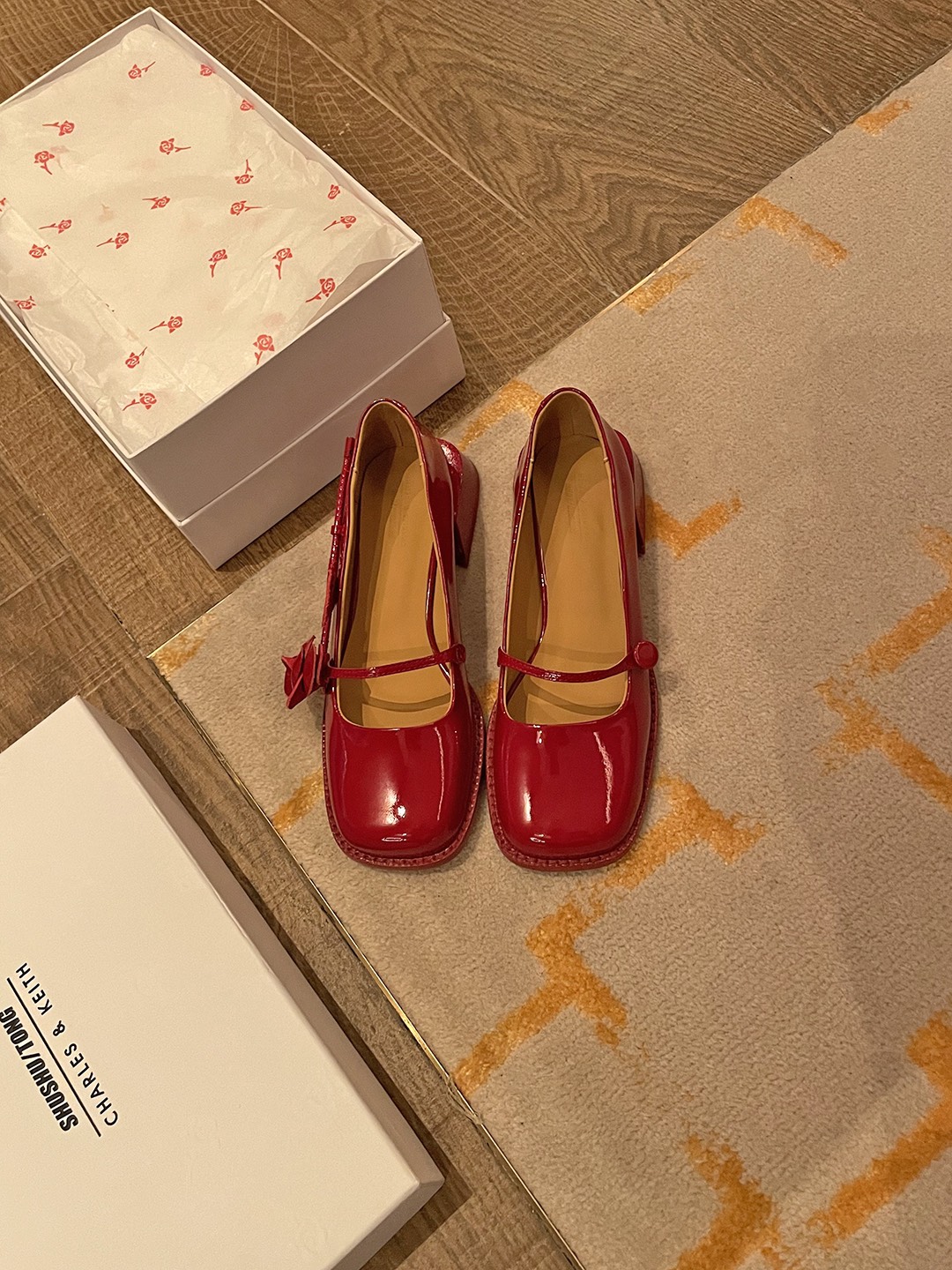 Italian Sheepskin Shoes with Custom Rose Steel Shoebox Launching Soon! - 图片 7