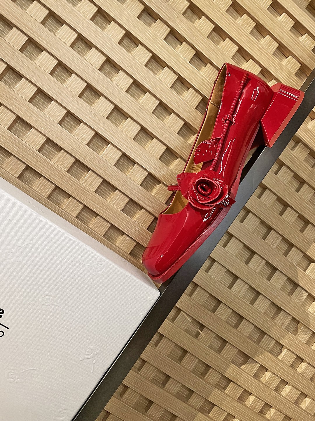 Italian Sheepskin Shoes with Custom Rose Steel Shoebox Launching Soon! - 图片 4