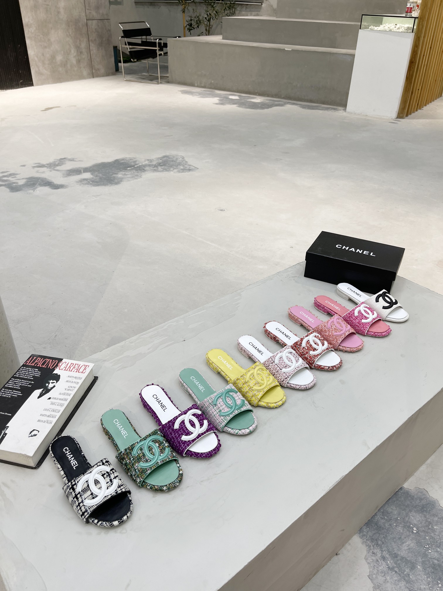 I0     Chanel 香奈儿 2022小香早春 拖鞋🔥🔥 官网专柜，面料牛皮、内里绵羊皮，垫脚山羊皮，10色任选，35－43码