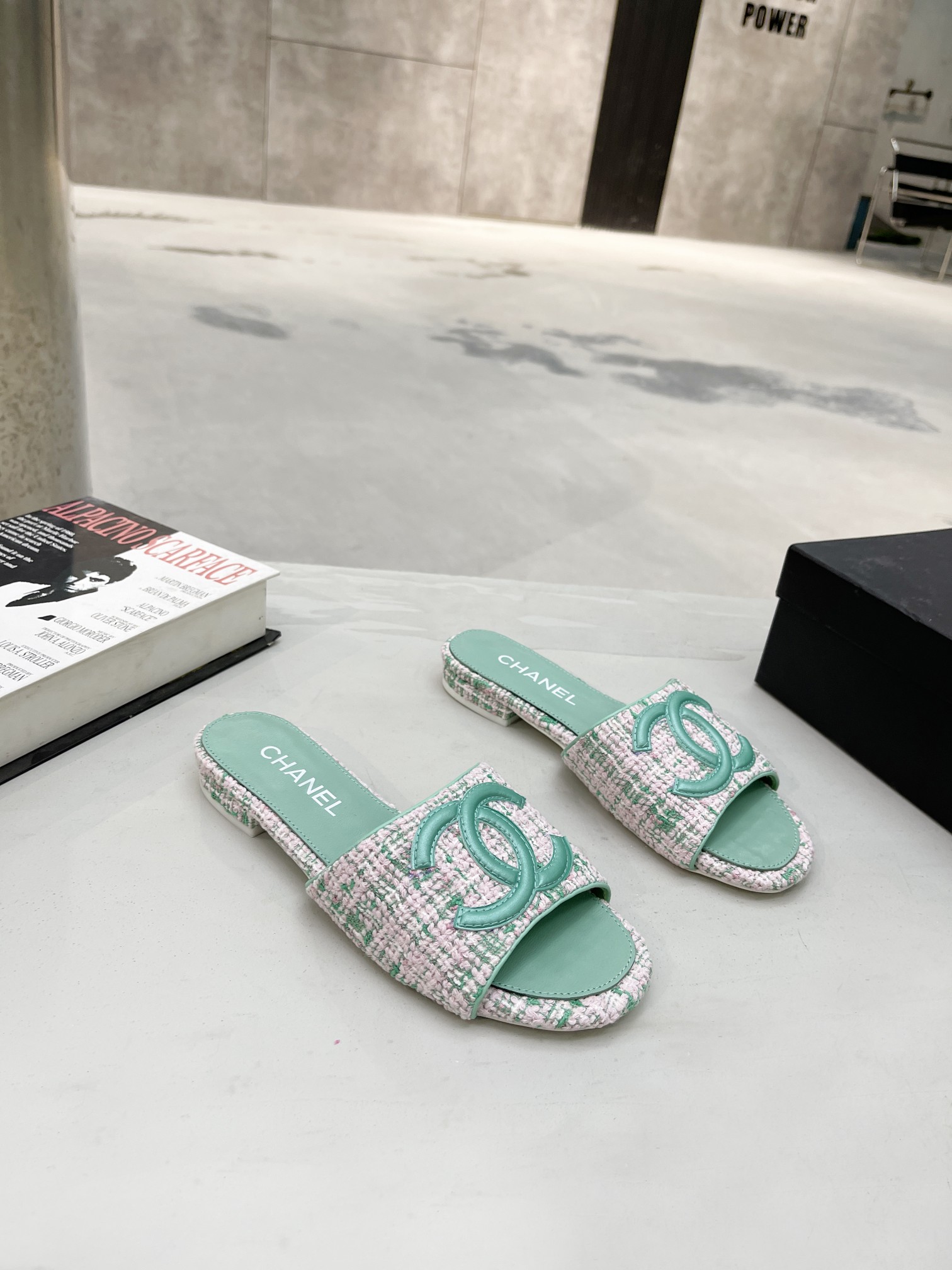 I0     Chanel 香奈儿 2022小香早春 拖鞋🔥🔥 官网专柜，面料牛皮、内里绵羊皮，垫脚山羊皮，10色任选，35－43码