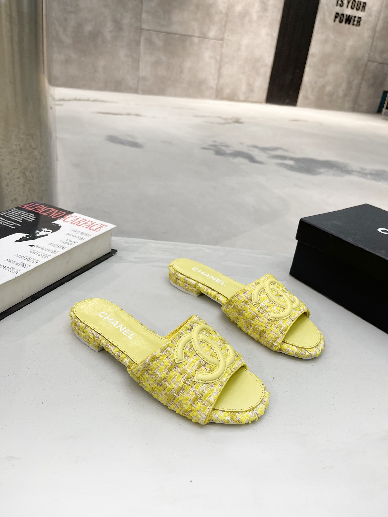 I0     Chanel 香奈儿 2022小香早春 拖鞋🔥🔥 官网专柜，面料牛皮、内里绵羊皮，垫脚山羊皮，10色任选，35－43码