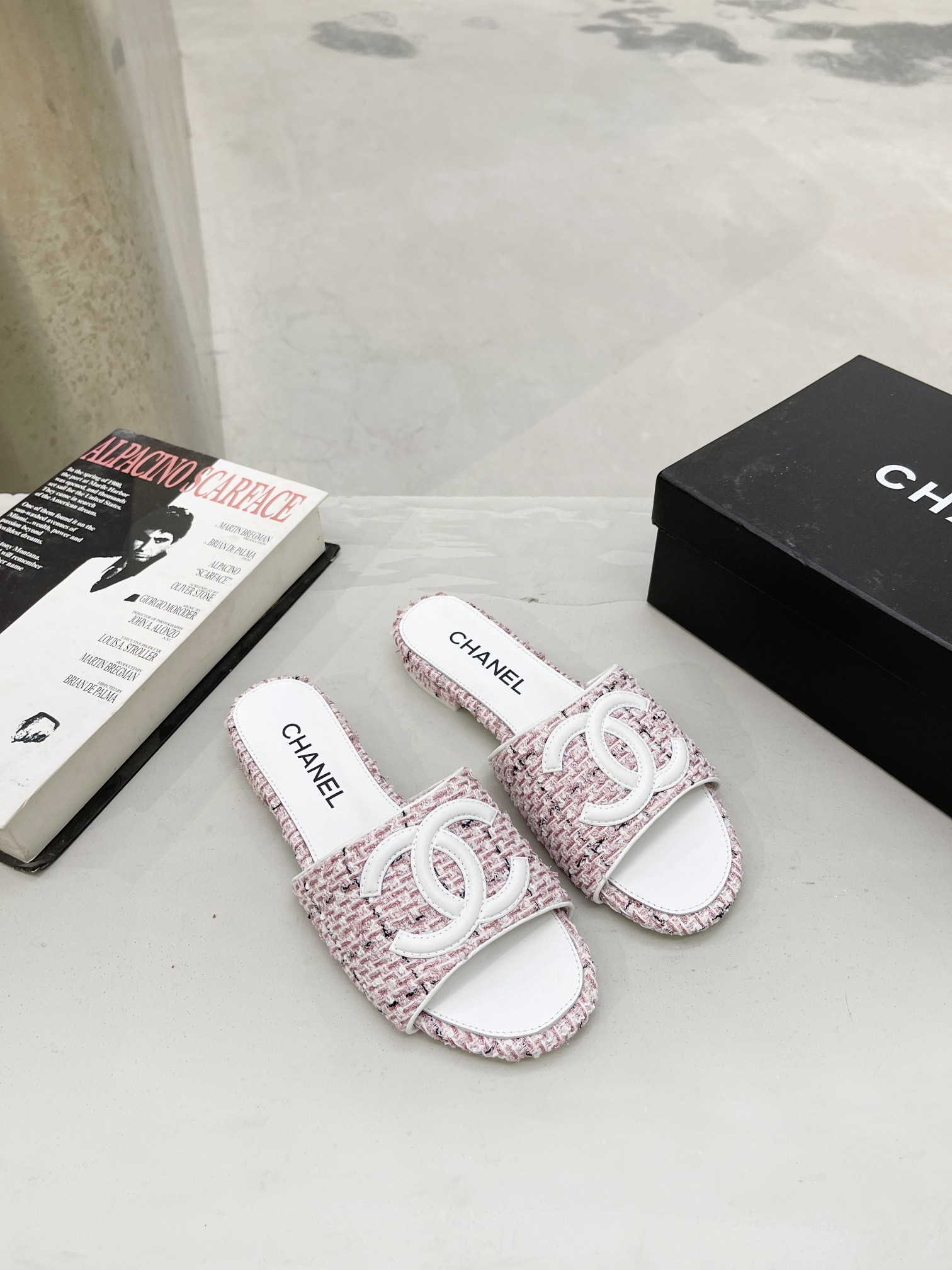 I0     Chanel 香奈儿 2022小香早春 拖鞋🔥🔥 官网专柜，面料牛皮、内里绵羊皮，垫脚山羊皮，10色任选，35－43码