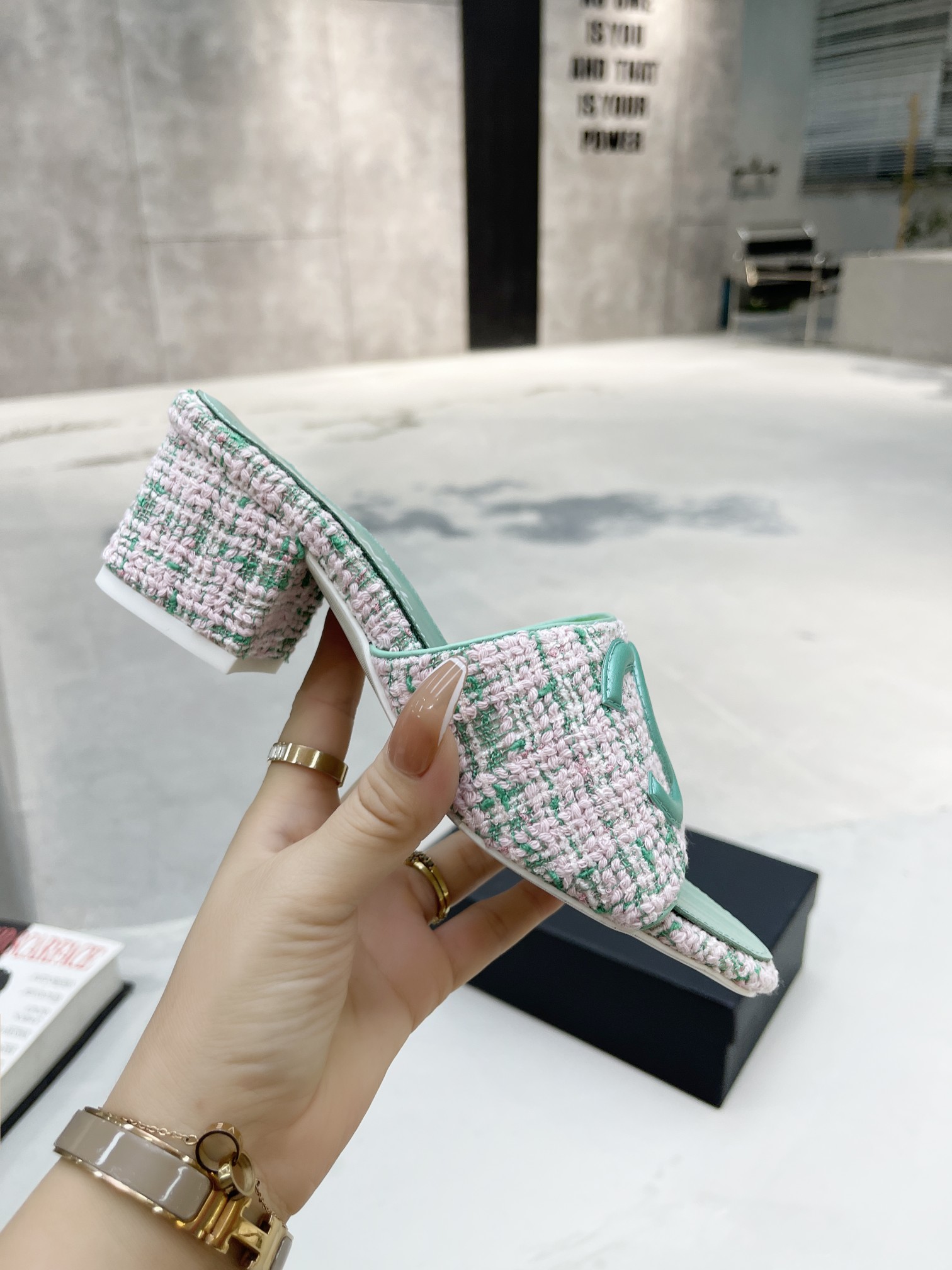 I0   Chanel 香奈儿 2022小香早春 拖鞋🔥🔥 官网专柜，面料牛皮、内里绵羊皮，垫脚山羊皮，10色任选，35－43码