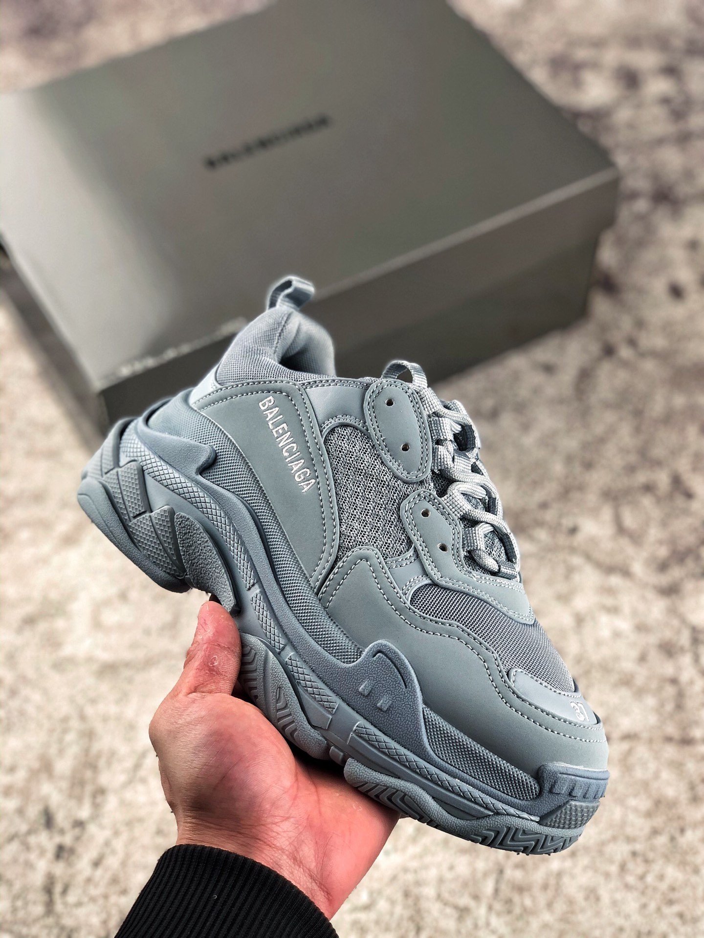 本地自取 核心放店
巴黎世家/Balenciaga 巴黎世家三代      蓝色
BALENCIAGA  Triple S 巴黎世家三代 做旧厚底老爹鞋 组合底
革命性Balenciaga珍藏版运动鞋,17年冬季男装秀首次面世,以跑步鞋、田径鞋和篮球鞋为原型设计的独特三层复合鞋底。在鞋底插入TPU材料,形成气垫,带来舒适脚感,轻盈鞋身及减震效果。侧帮刺绣标识,背面压印标识,鞋舌上有橡胶Triple品牌标识。2圈绑带,其中1圈为功能性绑带,运动系带系统,配12个纤维鞋眼。登山靴特色双色鞋带,后帮及鞋舌配有拉环鞋提
货号：536737W2FW14700
尺码：35 36 37 38 39 40 41 42 43 44 45