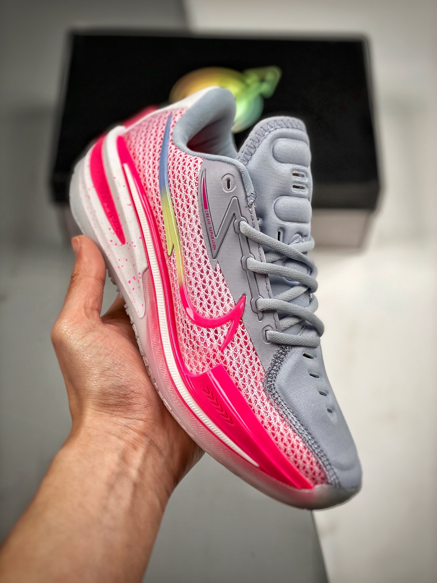 Versión de estreno inicial, soporta combate ligero. NIKE AIR ZOOM G.T.CUT EP gris y rosa. Exclusivo y origina…