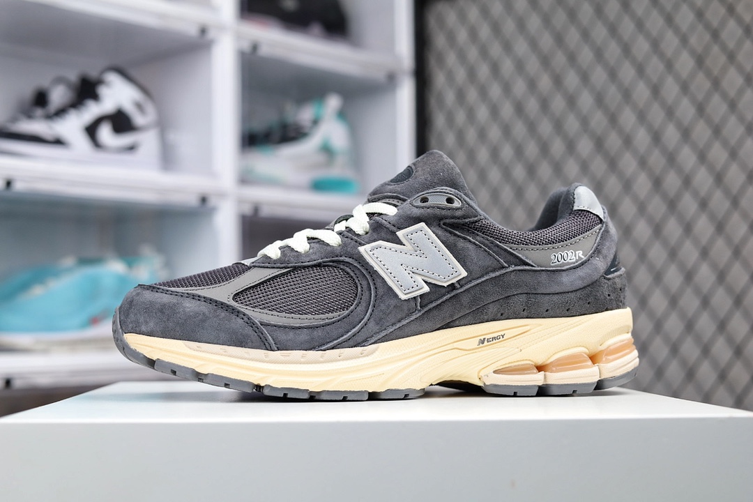 G5 公司级别 区分市面通货 New Balance 2002 复古休闲跑步鞋 反光 M 2002RBB最新出的 2002R系列，鞋款延续了经典科技，升级版N-ERGY缓震物料机能与材质上脚太舒适了，鞋面的柔软麂皮搭配尼龙网布，特别透气而且还复古感，不管是搭配牛仔裤还工装裤都是百搭996ZJR