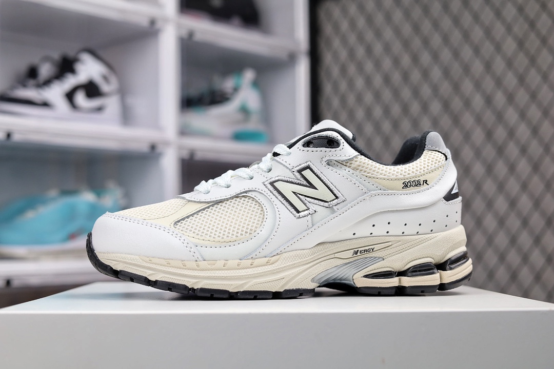 G5 New Balance 复古休闲跑步鞋 ML 2002RQ 该鞋款延续了经典科技 升级版N-ERGY缓震物料机能与材质上脚太舒适了 鞋面的柔软麂皮搭配尼龙网布 特别透气而且还复古感 不管是搭配牛仔裤还工装裤都是百搭663ZJR