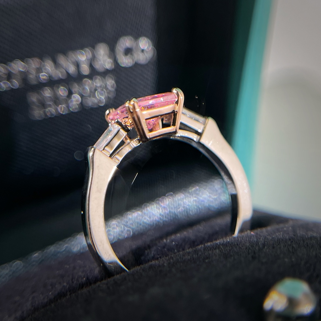 新款☑️TIFFANY&Co.蒂芙尼方形粉钻戒指