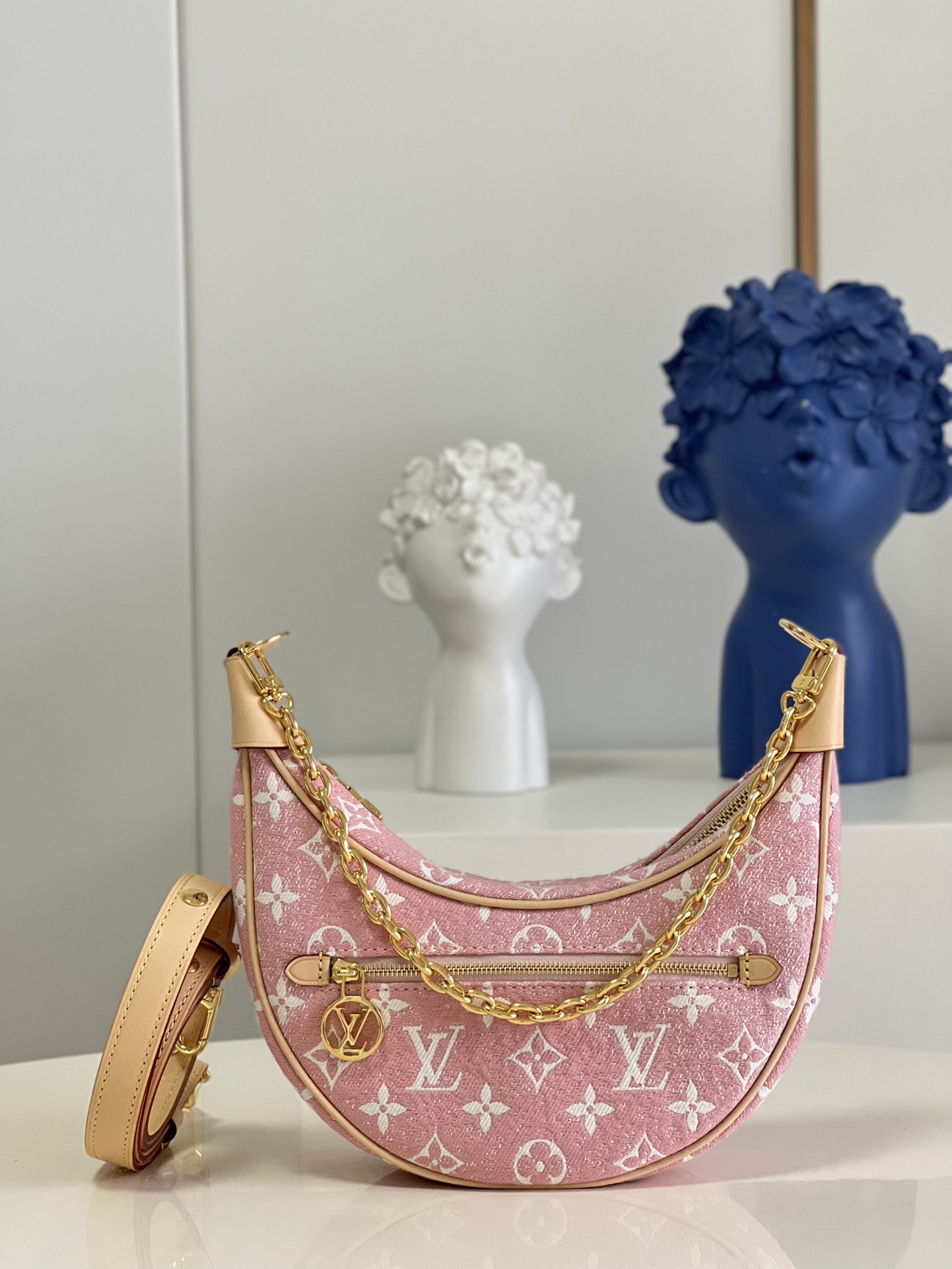 NO:398483,【Exclusive real shot of M81166 pink pair】M80198 Loop Half Moon Bagbag made its debut at the Cruise early spring show, setting off Monogram jacquard weaving with faded denim, paired with leather trim and shoulder straps. The LV Circle zipper head and removable chain highlight the details. Detailed features 23 x 13 x 6 cm y.,LV [original leather],louis vuitton19860909【独家实拍M81166粉 对版】M80198 Loop 半月形月亮法棍包首次亮相于 Cruise 早春秀场,以褪色效果丹宁布烘托 Monogram 提花织纹,搭配皮革饰边和肩带.LV Circle 拉链头和可拆卸链条点睛考究细节. 详细特征23 x 13 x 6 厘米 y.,LV【原厂皮】,louis vuitton,Bag