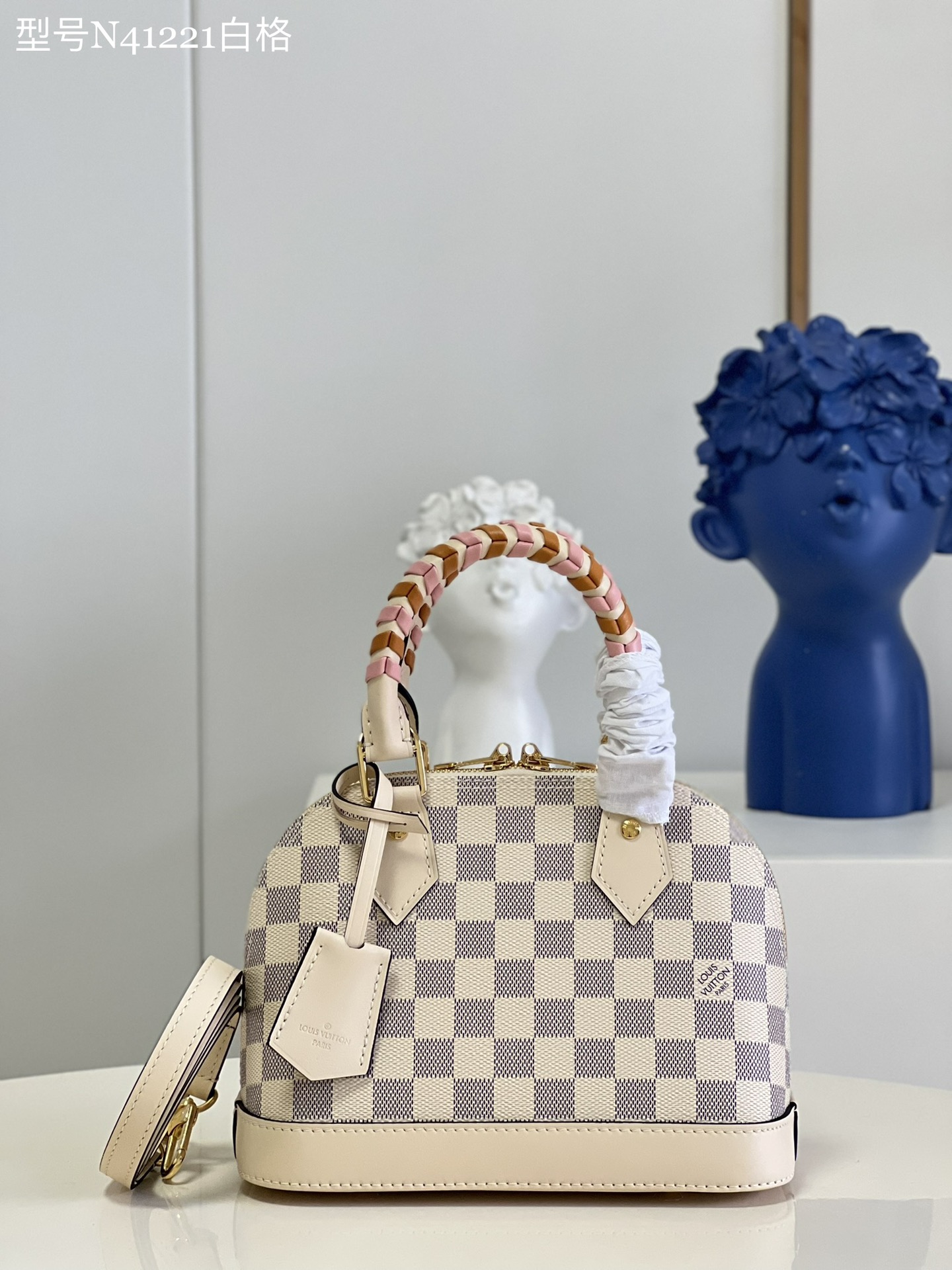 NO:398489,[Exclusive real photo N41221 white grid braid] Alma BB handbag originated from the Louis Vuitton classic bag model designed in 1934. In 2010, when the Alma bag model was officially launched, it specially designed a mini model for the daughter of the lady who owned this hand, and gave Alma a younger spirit. The Alma BB handbag is equipped with a removable strap for light crossbody. This mini handbag made of Damier Ebène canvas can easily hold keys, wallets, mobile phones and lipsticks. Detailed features 23.5 x 17.5 x 11.5 cm (length x height x width) P.680, LV [original leather], louis vuitton,louis vuitton,wallets19860909【独家实拍N41221白格编织】Alma BB 手袋源于 1934 年设计的路易威登经典包款,2010年,在 Alma 包款正式推出之际,特为拥有此款手女士的女儿设计迷你型号,并赋予 Alma 更为年轻的精神. Alma BB 手袋配有一根可拆卸背带,用于轻便斜挎.这款采用 Damier Ebène 帆布制成的迷你款手袋可轻松装纳钥匙、钱包、手机及唇膏等物品.详细特征23.5 x 17.5 x 11.5 厘米 (长度 x 高 x 宽) P.680,LV【原厂皮】,louis vuitton,louis vuitton,wallets,Bag