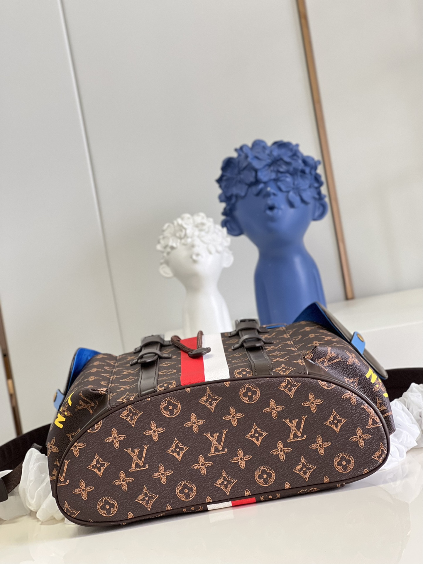 顶级原单【独家实拍M59662】本款 Christopher 小号双肩包着力展现 Virgil Abloh 在 Trunk L’Œil 6