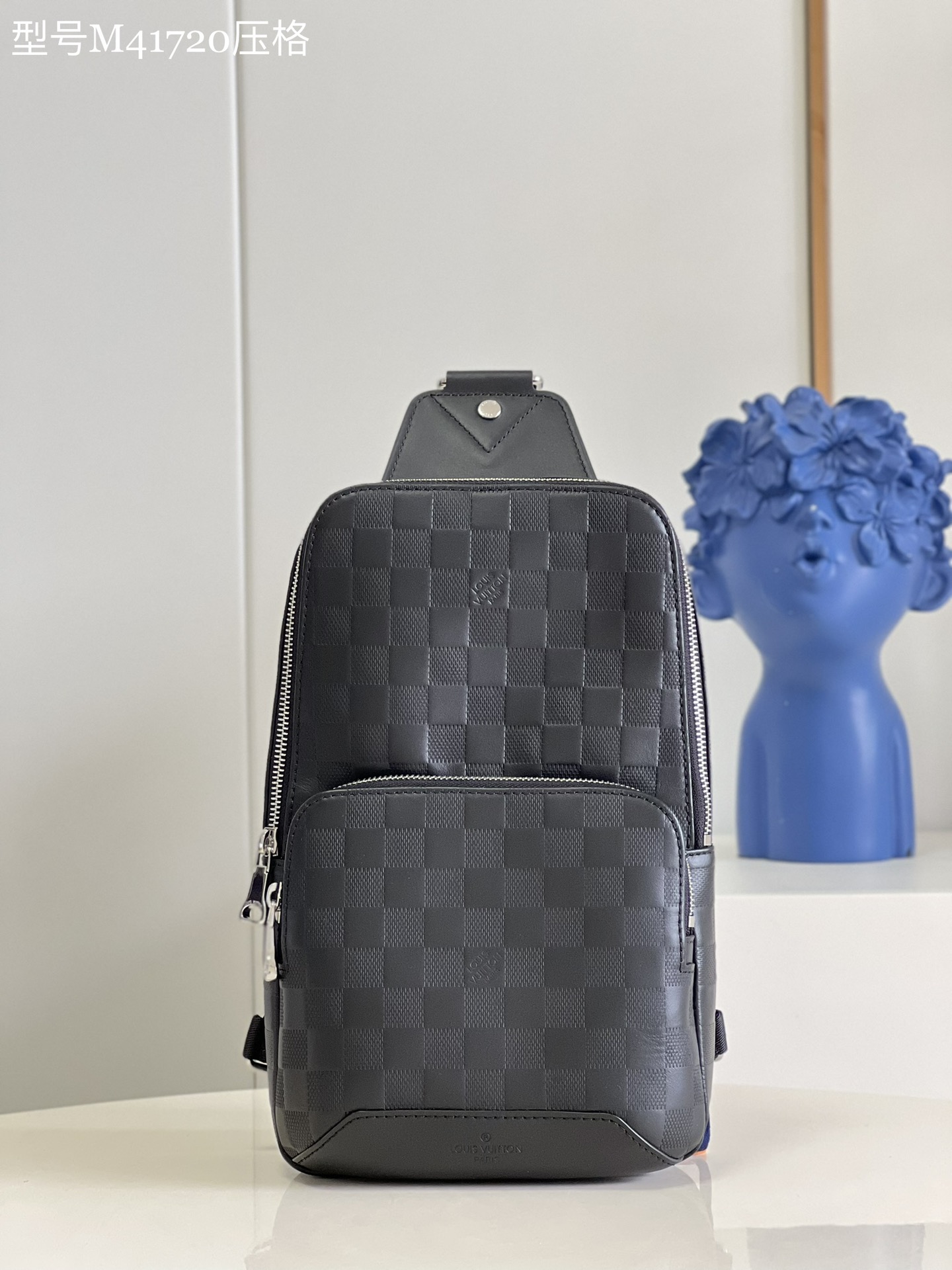 NO:398478,【Exclusive real photo M41720 plating】 Avenue shoulder bag, sporty style and casual atmosphere This Avenue shoulder bag is made of Damier Infini leather, which is the most ideal bag for you in the city. It is small and light, and the bag is in line with the body curve. It is an ideal small handbag for modern active men. Size 20*31*10cm E.770, LV [original leather], louis vuitton, shoulder bags19860909【独家实拍M41720压格】Avenue单肩包 运动风糅合休闲气息 这款Avenue单肩包以Damier Infini皮革制作 是您在城中的最理想袋款 小巧轻盈 袋形贴合身体曲线 是现代活跃男士的理想小型手袋 尺寸20*31*10cm E.770,LV【原厂皮】,louis vuitton,shoulder bags,Bag