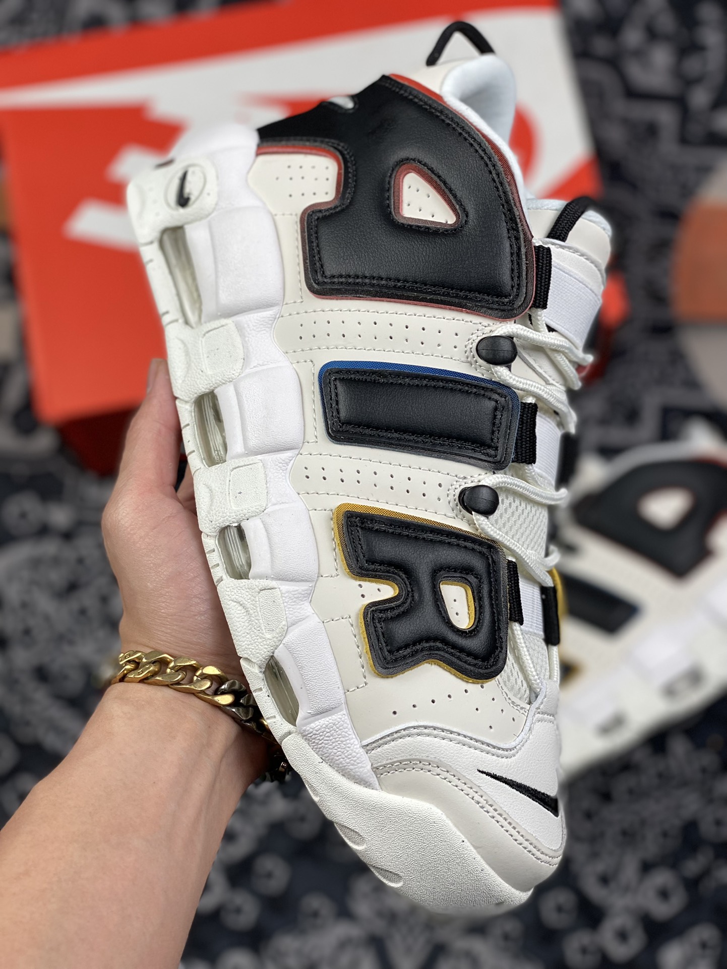 I0 原装级别 Air More Uptempo 米白黑 代表着历史最高版本皮蓬 原盒原标 之前一直专供外贸、各大平台输出，行业内公认最高评价的皮蓬，精准库存 售罄不再有 官方
