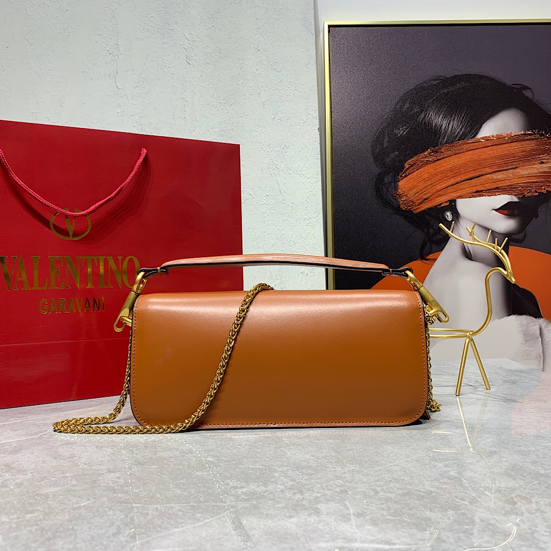 Valentino2022早春系列# 经典包袋升级,占据街头焦点。 标志性铆钉点缀包身与包带,再来点新颜色瞧瞧,解锁无限 Valentino2022早春系列# 经典包袋升级,占据街头焦点。 标志性铆钉点缀包身与包带,再来点新颜色瞧瞧,解锁无限