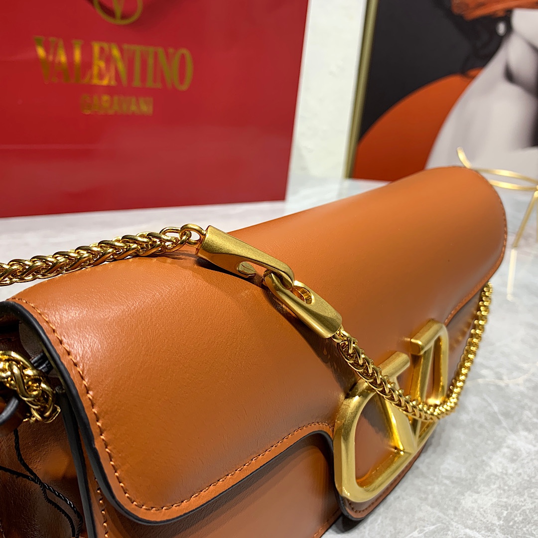 Valentino2022早春系列# 经典包袋升级,占据街头焦点。 标志性铆钉点缀包身与包带,再来点新颜色瞧瞧,解锁无限 Valentino2022早春系列# 经典包袋升级,占据街头焦点。 标志性铆钉点缀包身与包带,再来点新颜色瞧瞧,解锁无限