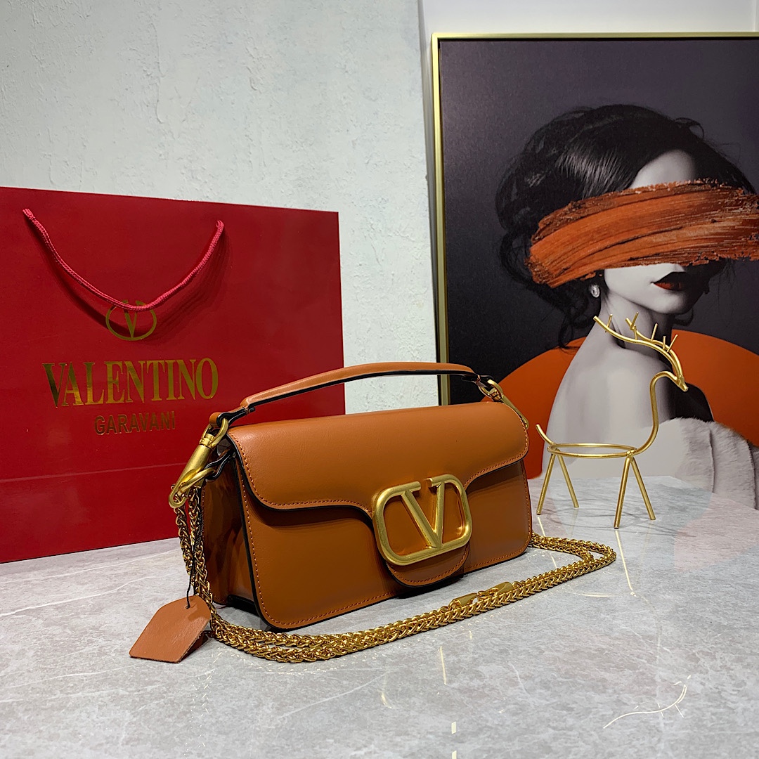 Valentino2022早春系列# 经典包袋升级,占据街头焦点。 标志性铆钉点缀包身与包带,再来点新颜色瞧瞧,解锁无限 Valentino2022早春系列# 经典包袋升级,占据街头焦点。 标志性铆钉点缀包身与包带,再来点新颜色瞧瞧,解锁无限