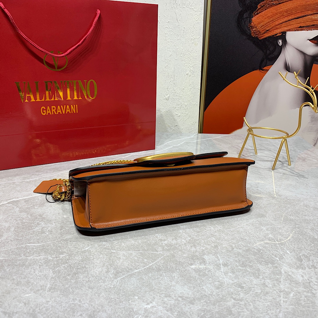 Valentino2022早春系列# 经典包袋升级,占据街头焦点。 标志性铆钉点缀包身与包带,再来点新颜色瞧瞧,解锁无限 Valentino2022早春系列# 经典包袋升级,占据街头焦点。 标志性铆钉点缀包身与包带,再来点新颜色瞧瞧,解锁无限