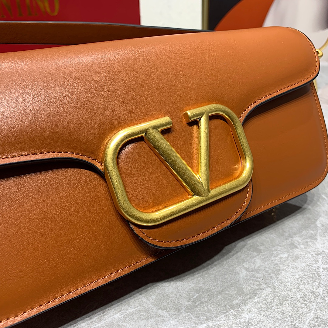 Valentino2022早春系列# 经典包袋升级,占据街头焦点。 标志性铆钉点缀包身与包带,再来点新颜色瞧瞧,解锁无限 Valentino2022早春系列# 经典包袋升级,占据街头焦点。 标志性铆钉点缀包身与包带,再来点新颜色瞧瞧,解锁无限