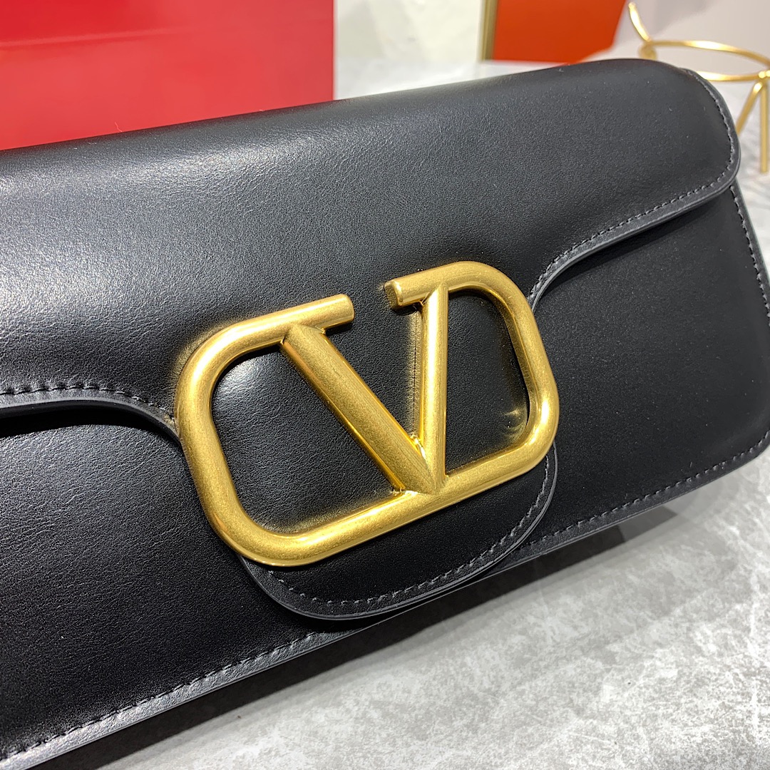 新品 Valentino2022早春系列# 经典包袋升级,占据街头焦点。 标志性铆钉点缀包身与包带,再来点新颜色瞧瞧, 新品 Valentino2022早春系列# 经典包袋升级,占据街头焦点。 标志性铆钉点缀包身与包带,再来点新颜色瞧瞧,