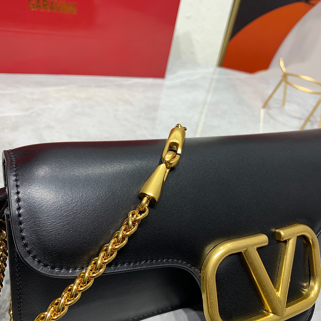 新品 Valentino2022早春系列# 经典包袋升级,占据街头焦点。 标志性铆钉点缀包身与包带,再来点新颜色瞧瞧, 新品 Valentino2022早春系列# 经典包袋升级,占据街头焦点。 标志性铆钉点缀包身与包带,再来点新颜色瞧瞧,