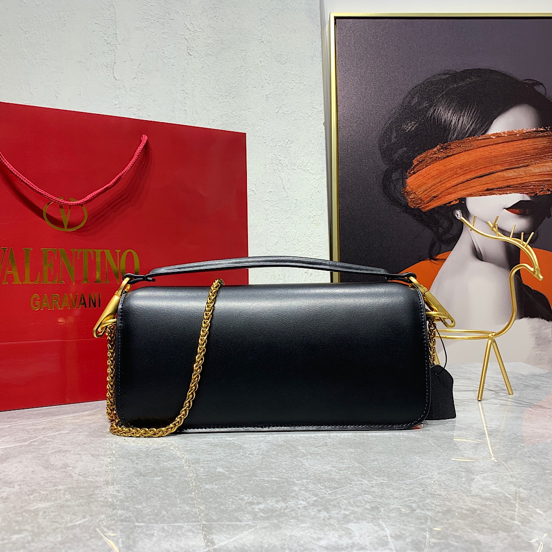 新品 Valentino2022早春系列# 经典包袋升级,占据街头焦点。 标志性铆钉点缀包身与包带,再来点新颜色瞧瞧, 新品 Valentino2022早春系列# 经典包袋升级,占据街头焦点。 标志性铆钉点缀包身与包带,再来点新颜色瞧瞧,