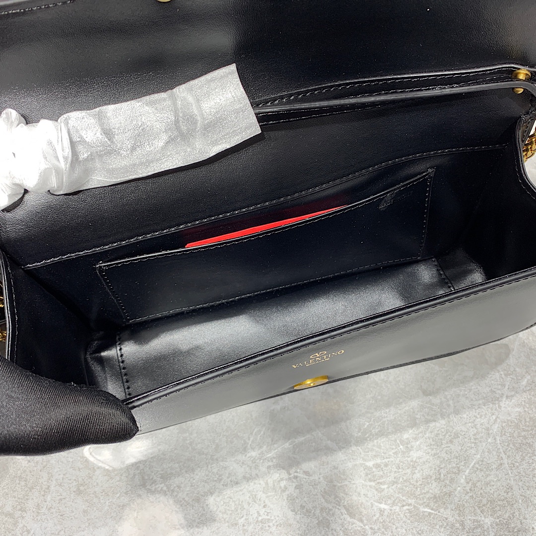 新品 Valentino2022早春系列# 经典包袋升级,占据街头焦点。 标志性铆钉点缀包身与包带,再来点新颜色瞧瞧, 新品 Valentino2022早春系列# 经典包袋升级,占据街头焦点。 标志性铆钉点缀包身与包带,再来点新颜色瞧瞧,