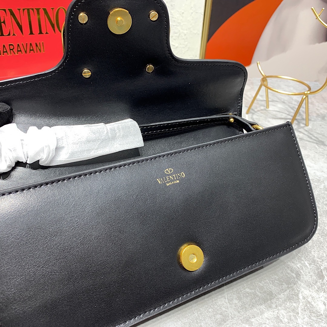 新品 Valentino2022早春系列# 经典包袋升级,占据街头焦点。 标志性铆钉点缀包身与包带,再来点新颜色瞧瞧, 新品 Valentino2022早春系列# 经典包袋升级,占据街头焦点。 标志性铆钉点缀包身与包带,再来点新颜色瞧瞧,