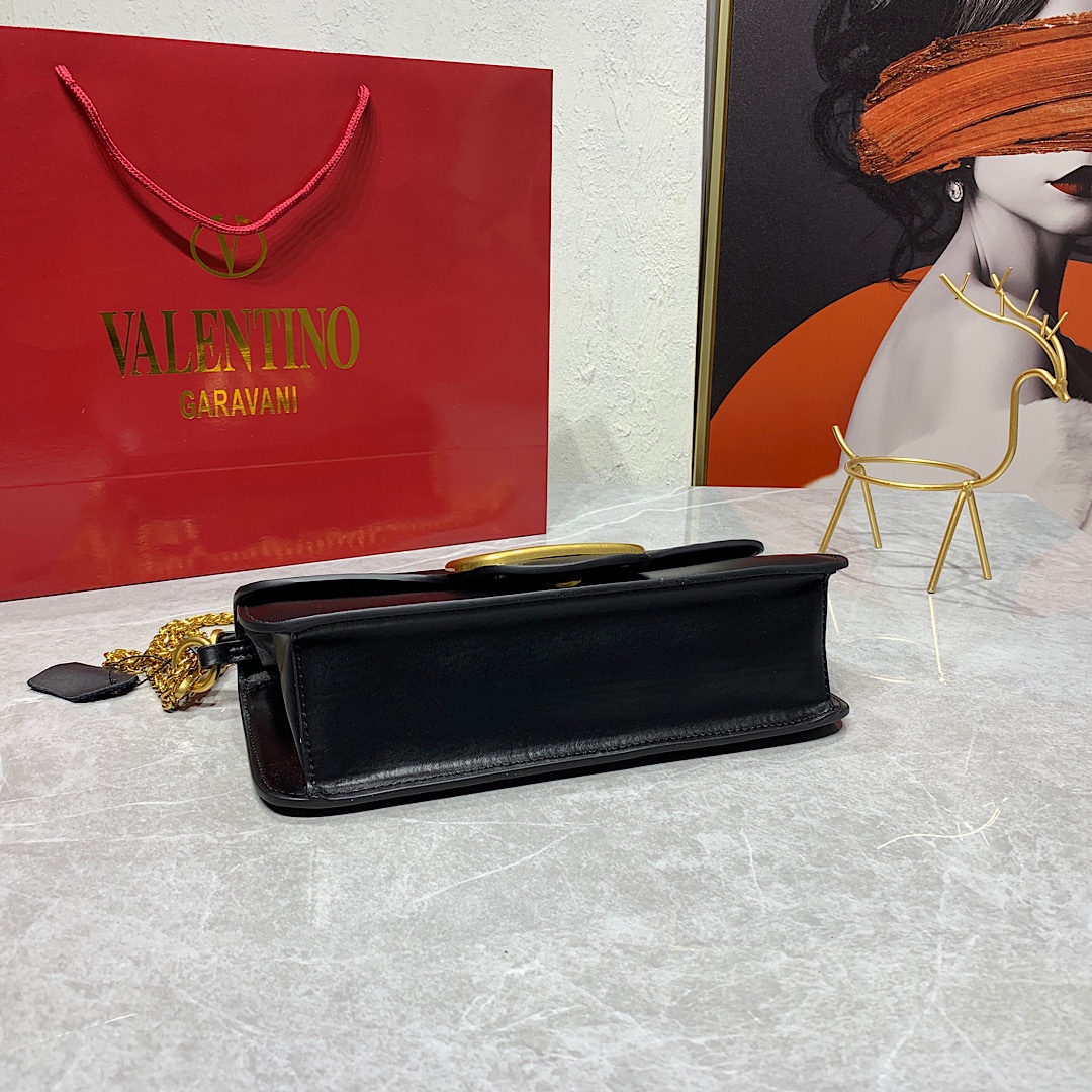 新品 Valentino2022早春系列# 经典包袋升级,占据街头焦点。 标志性铆钉点缀包身与包带,再来点新颜色瞧瞧, 新品 Valentino2022早春系列# 经典包袋升级,占据街头焦点。 标志性铆钉点缀包身与包带,再来点新颜色瞧瞧,