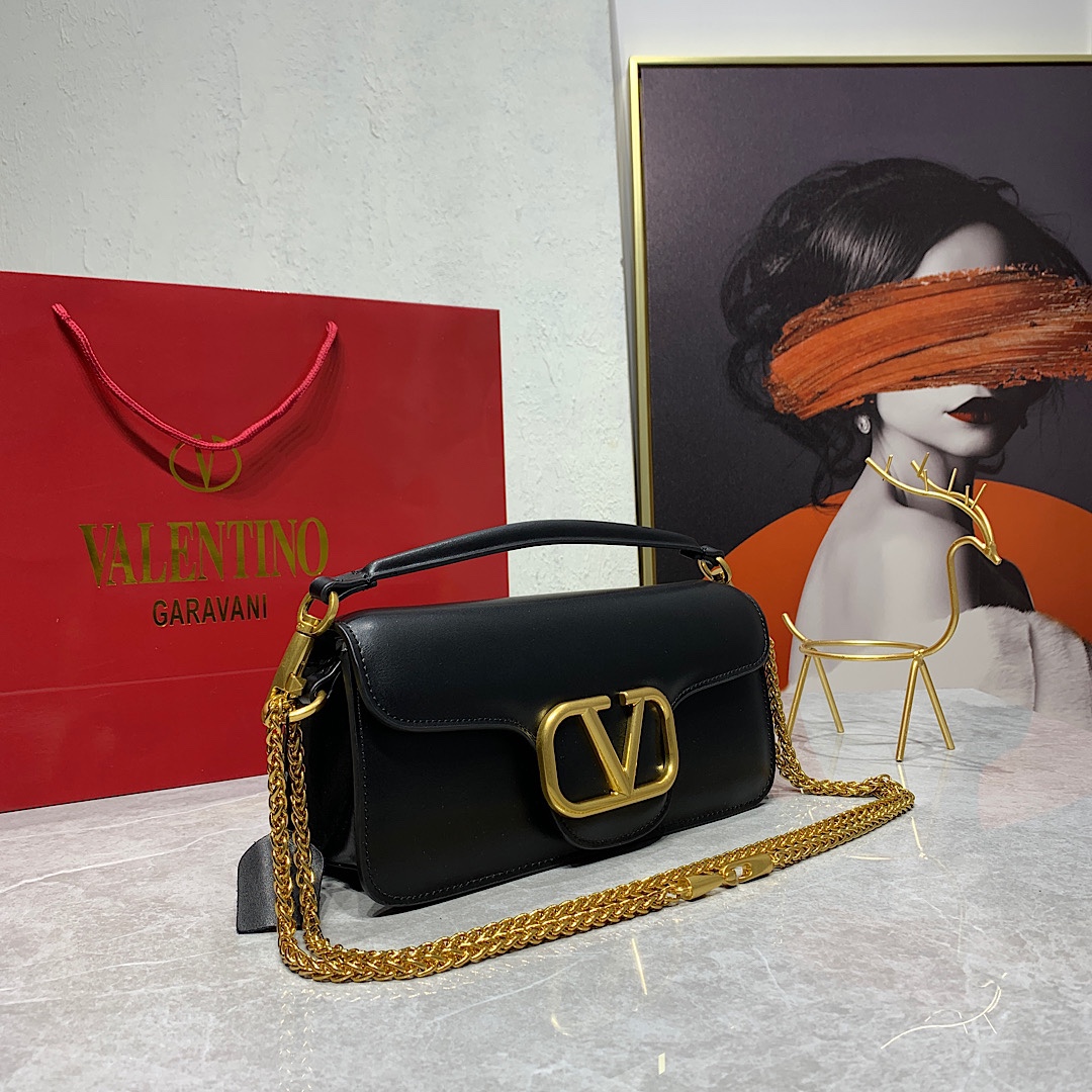 新品 Valentino2022早春系列# 经典包袋升级,占据街头焦点。 标志性铆钉点缀包身与包带,再来点新颜色瞧瞧, 新品 Valentino2022早春系列# 经典包袋升级,占据街头焦点。 标志性铆钉点缀包身与包带,再来点新颜色瞧瞧,