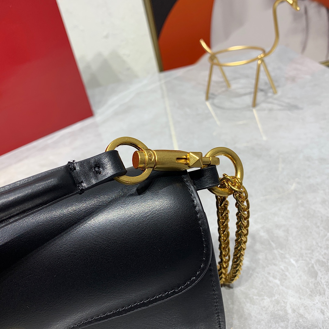 新品 Valentino2022早春系列# 经典包袋升级,占据街头焦点。 标志性铆钉点缀包身与包带,再来点新颜色瞧瞧, 新品 Valentino2022早春系列# 经典包袋升级,占据街头焦点。 标志性铆钉点缀包身与包带,再来点新颜色瞧瞧,