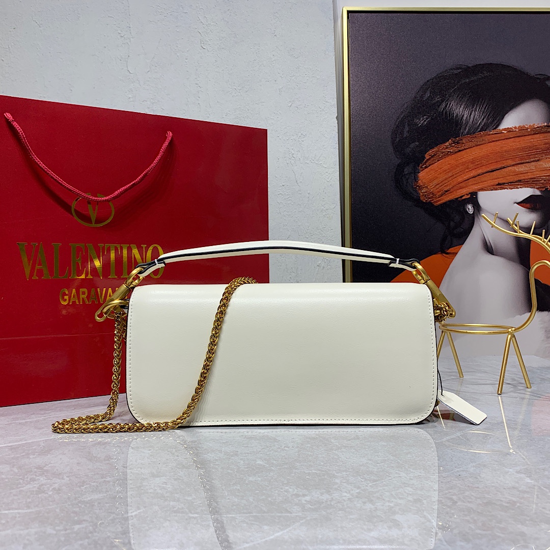 新品 Valentino2022早春系列# 经典包袋升级,占据街头焦点。 标志性铆钉点缀包身与包带,再来点新颜色瞧瞧,解 新品 Valentino2022早春系列# 经典包袋升级,占据街头焦点。 标志性铆钉点缀包身与包带,再来点新颜色瞧瞧,解