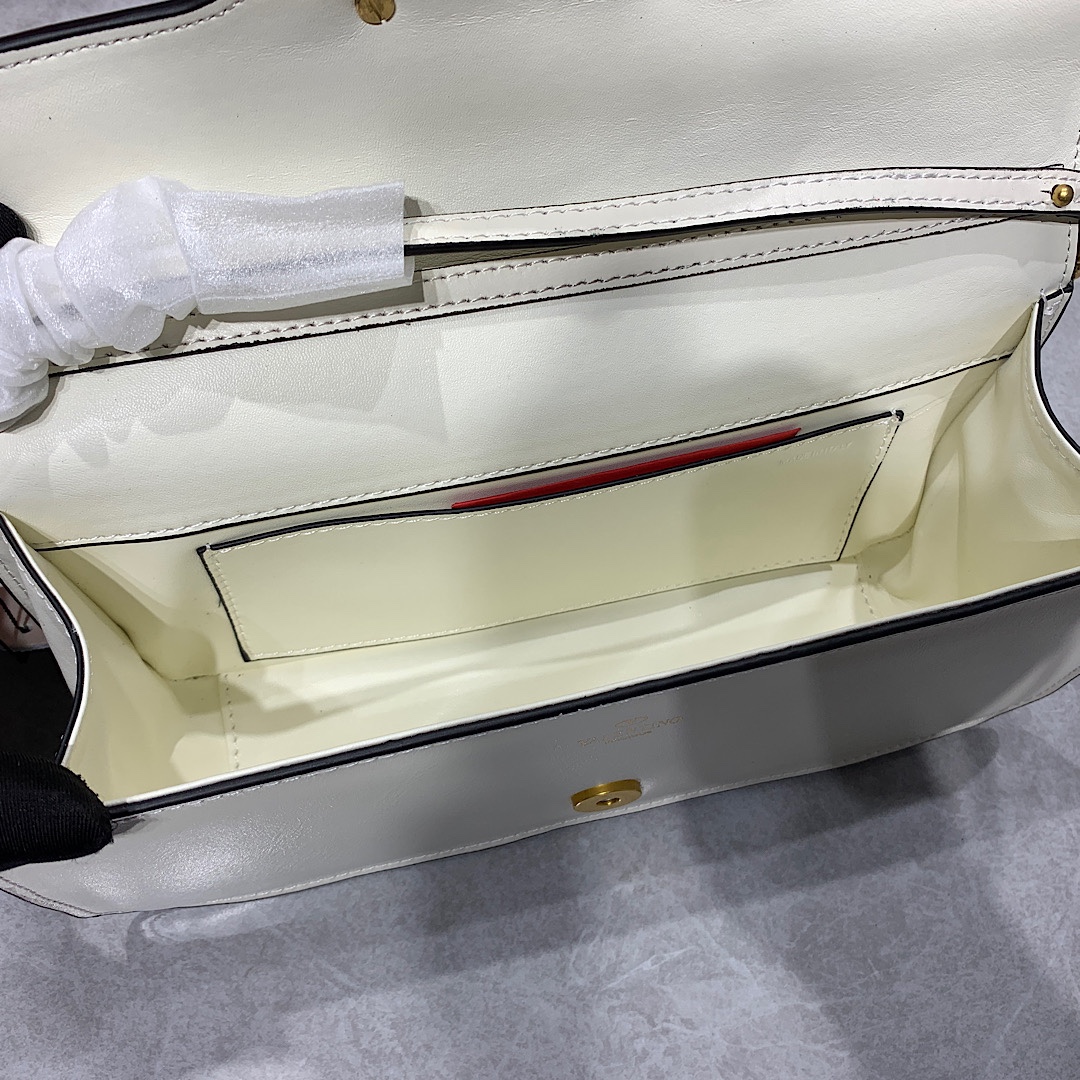 新品 Valentino2022早春系列# 经典包袋升级,占据街头焦点。 标志性铆钉点缀包身与包带,再来点新颜色瞧瞧,解 新品 Valentino2022早春系列# 经典包袋升级,占据街头焦点。 标志性铆钉点缀包身与包带,再来点新颜色瞧瞧,解