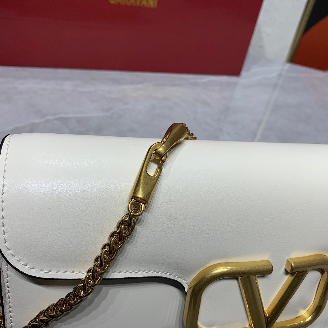 新品 Valentino2022早春系列# 经典包袋升级,占据街头焦点。 标志性铆钉点缀包身与包带,再来点新颜色瞧瞧,解 新品 Valentino2022早春系列# 经典包袋升级,占据街头焦点。 标志性铆钉点缀包身与包带,再来点新颜色瞧瞧,解