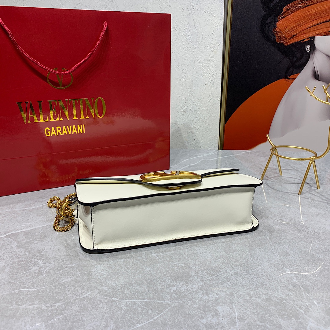 新品 Valentino2022早春系列# 经典包袋升级,占据街头焦点。 标志性铆钉点缀包身与包带,再来点新颜色瞧瞧,解 新品 Valentino2022早春系列# 经典包袋升级,占据街头焦点。 标志性铆钉点缀包身与包带,再来点新颜色瞧瞧,解