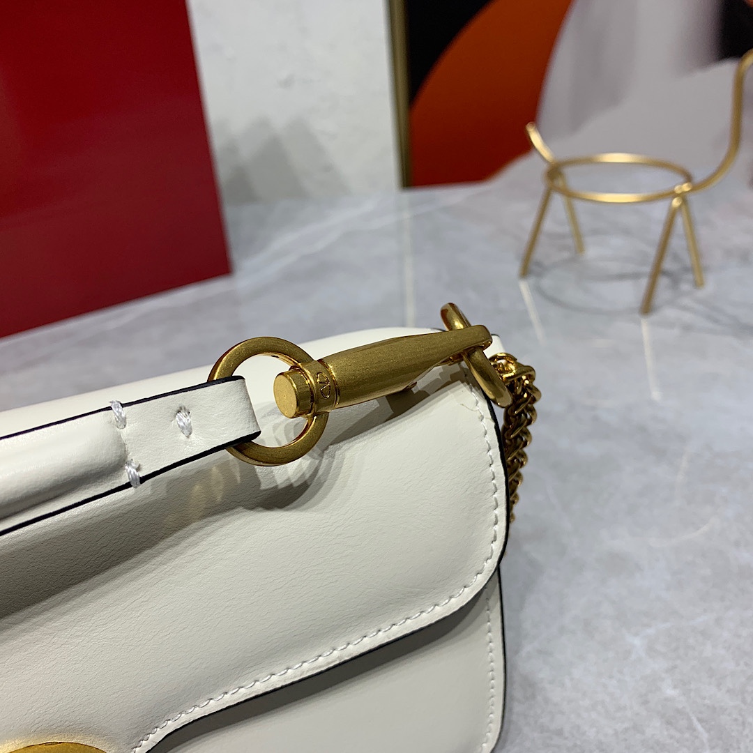 新品 Valentino2022早春系列# 经典包袋升级,占据街头焦点。 标志性铆钉点缀包身与包带,再来点新颜色瞧瞧,解 新品 Valentino2022早春系列# 经典包袋升级,占据街头焦点。 标志性铆钉点缀包身与包带,再来点新颜色瞧瞧,解